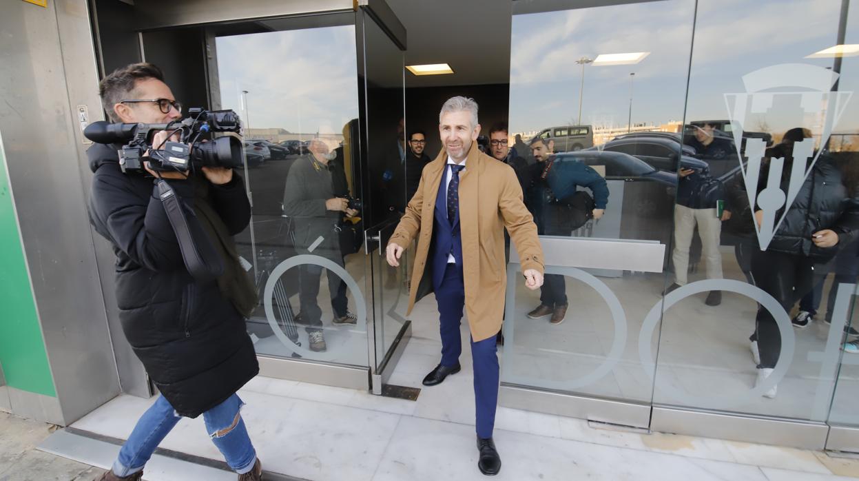 El administrador judicial del Córdoba Javier Bernabéu sale del estadio