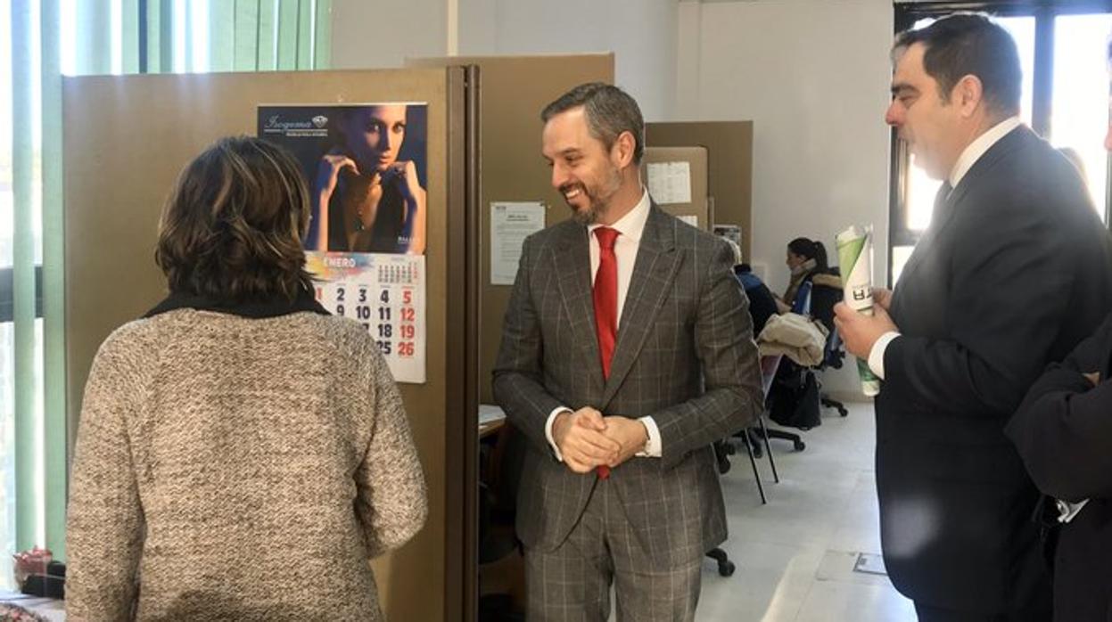 El consejero de Hacienda, hoy durante su visita a las instalaciones de ATA en la ciudad de Córdoba