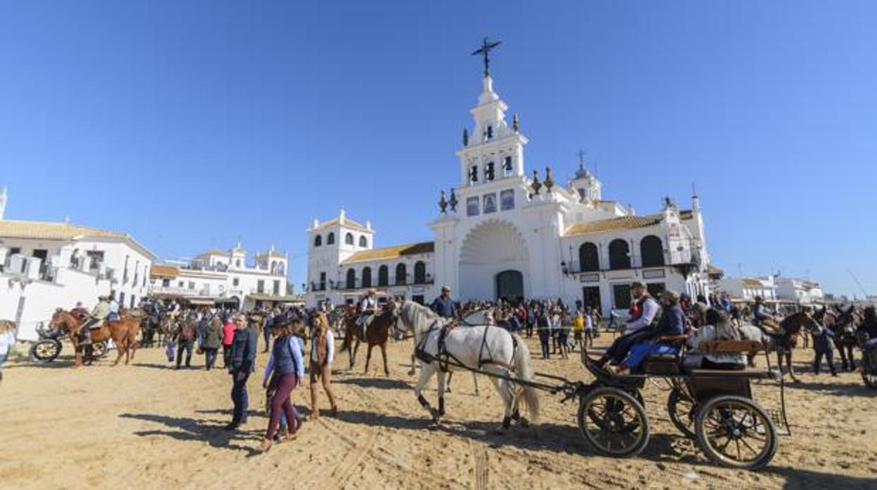 Imagen del exterior del Santuario de la Virgen del Rocío