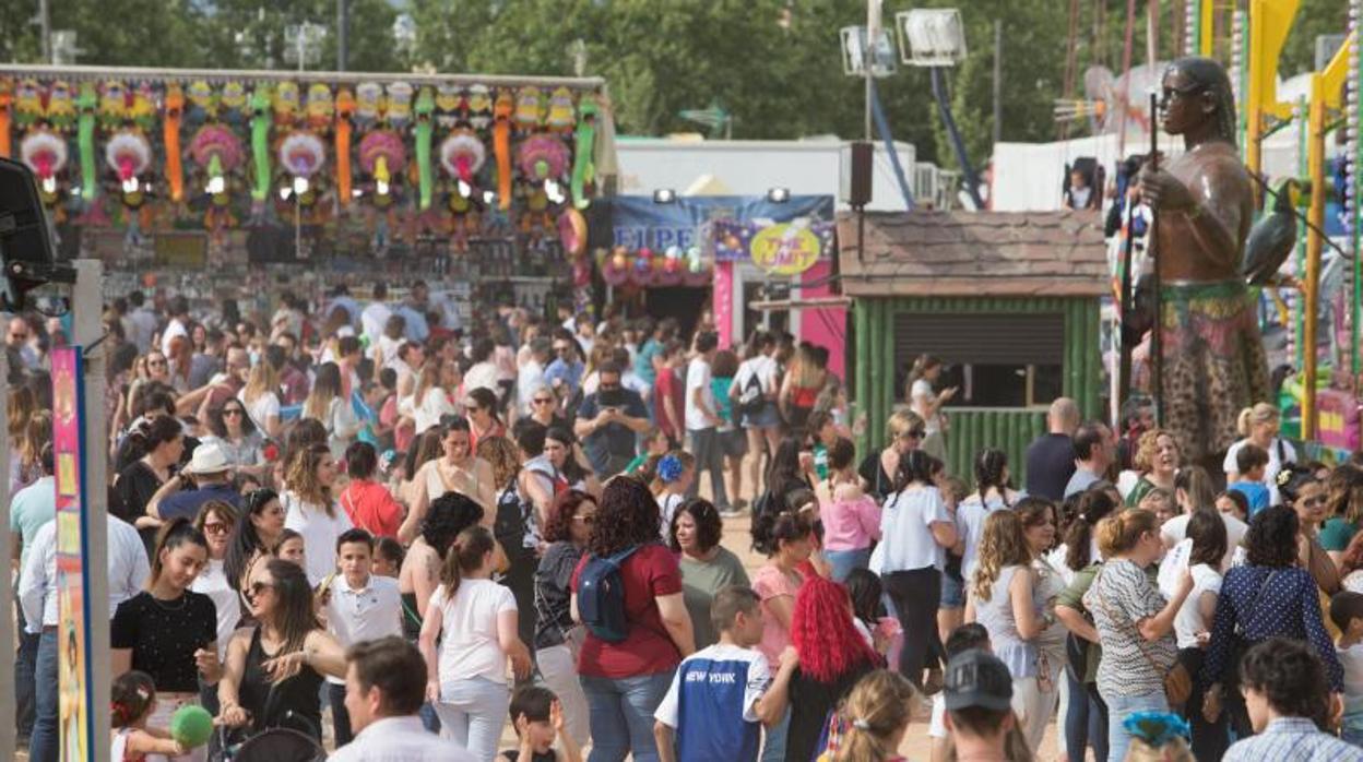 Plano general de la Feria con las atracciones al fondo