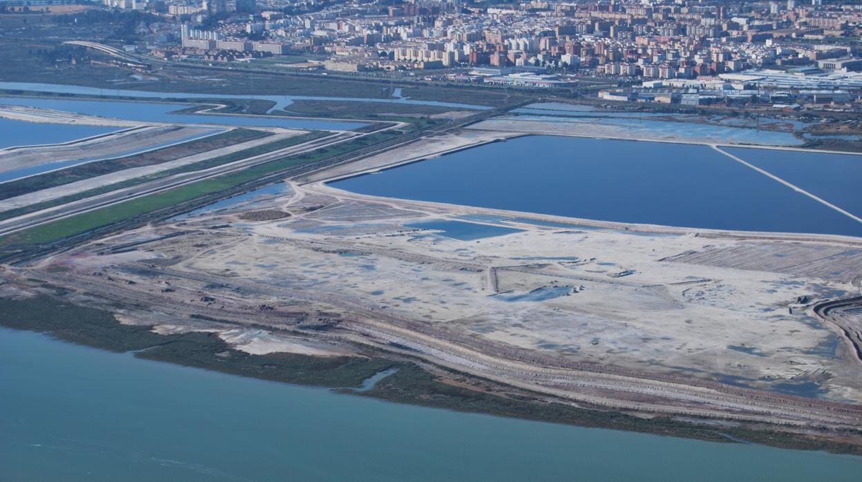 Vista aérea de la zona de marisma de Huelva ocupada por los fosfoyesos