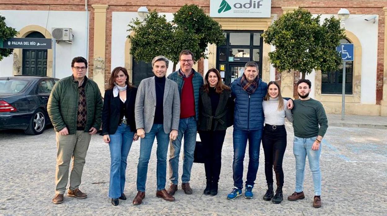 Cargos públicos del PP en la estación de trenes de Palma del Río