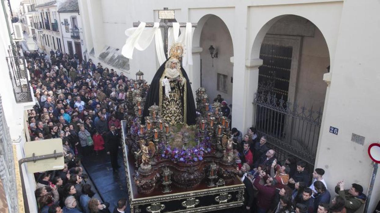 La Virgen de la Soledad en su salida desde Santiago