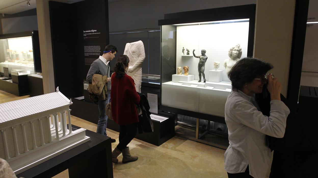 Visitantes en el Museo Arqueológico de Córdoba