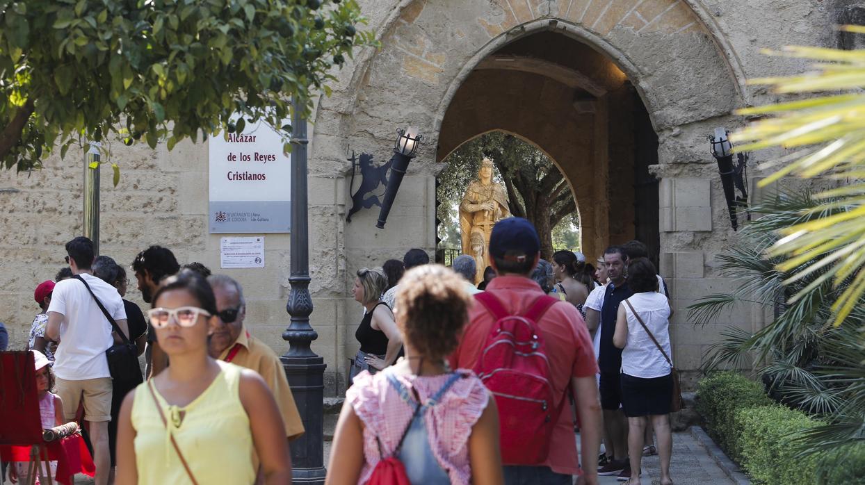 Visitantes en el Alcázar de los Reyes Cristianos