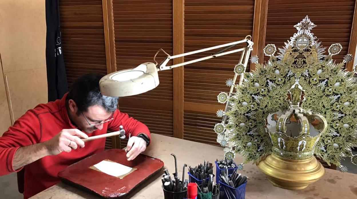 Emilio León trabajando en la corona de la Virgen de la Esperanza de Córdoba