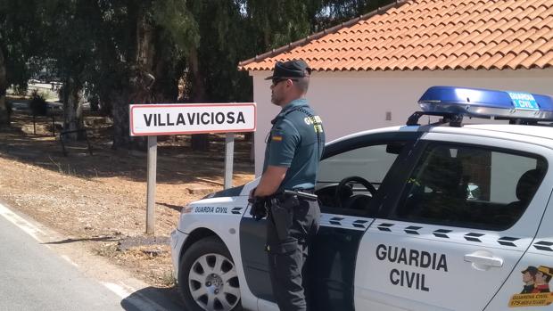 Dos cazadores furtivos de Córdoba atascan su coche en el campo al intentar escapar de la Guardia Civil