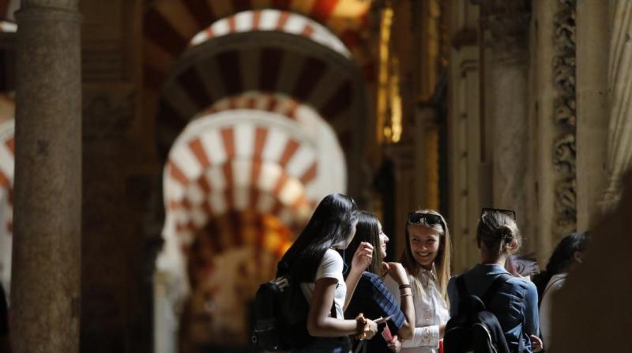 Turistas en el interior de la Mezquita-Catedral de Córdoba