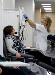 Hospital de Día de Oncología de Córdoba: Libros, charlas y crucigramas para espantar el miedo al cáncer