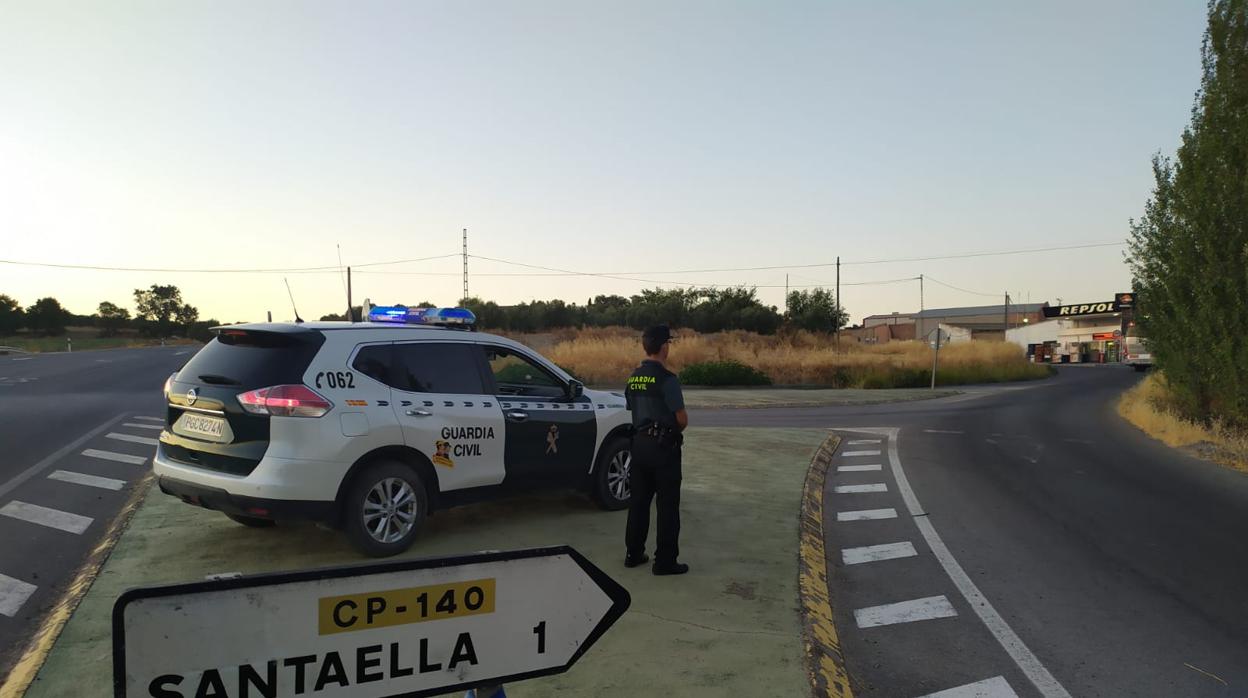 Una patrulla de la Guardia Civil en Santaella, en la zona donde se cometieron los robos