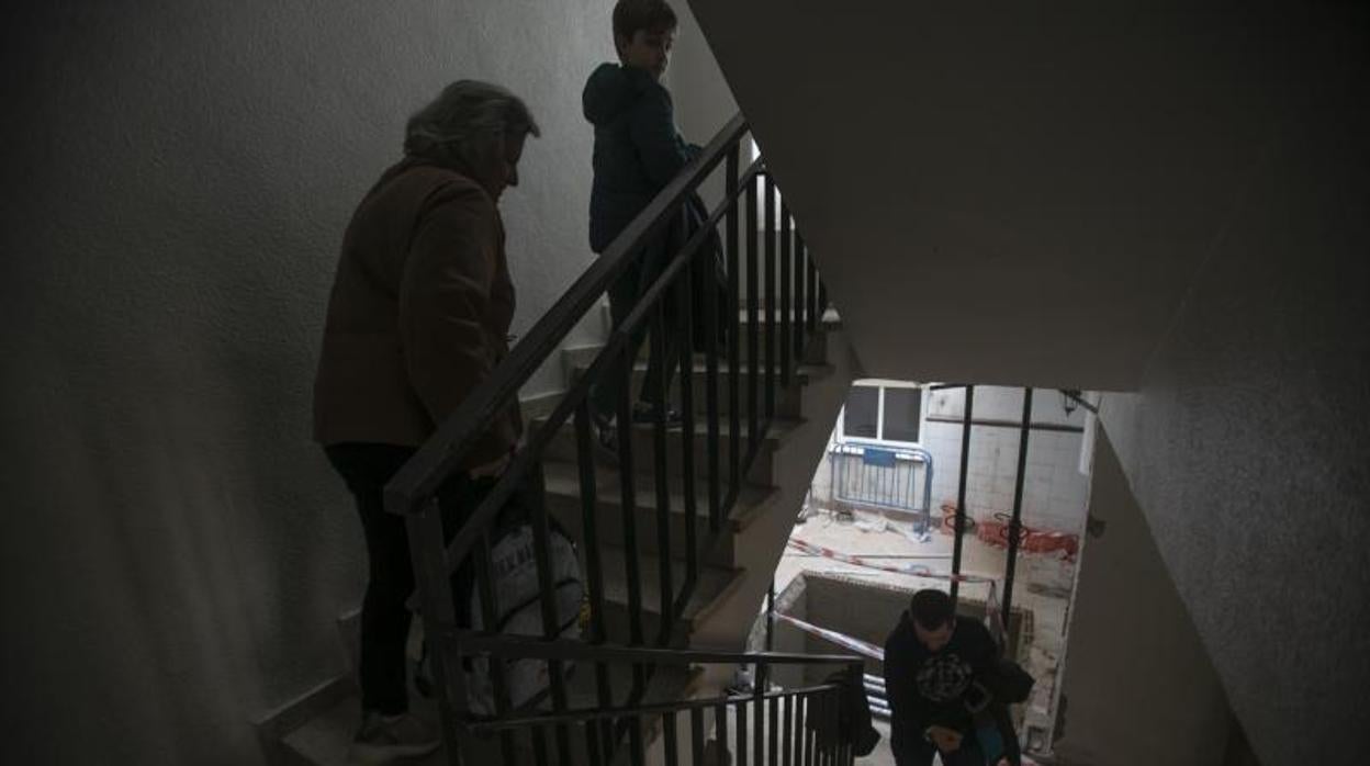 El ascensor de la comunidad en obras esta misma semana, con vecinos subiendo la escalera