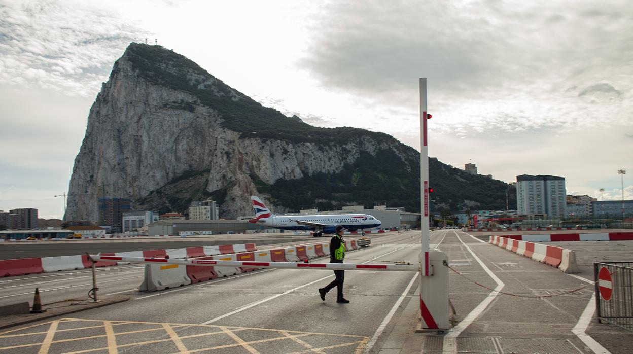 Imagen del aeropuerto de Gibraltar, con el Peñón al fondo