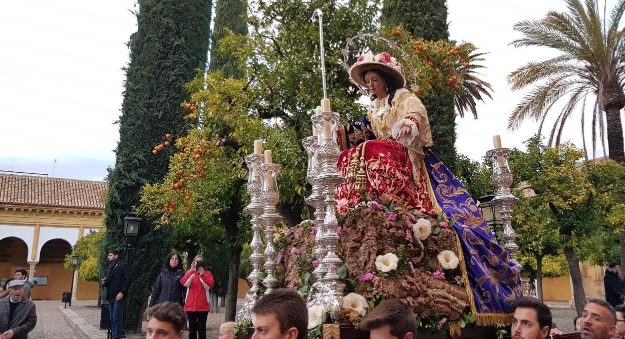 La Divina Pastora de las Almas en el interior del patio de los Naranjos