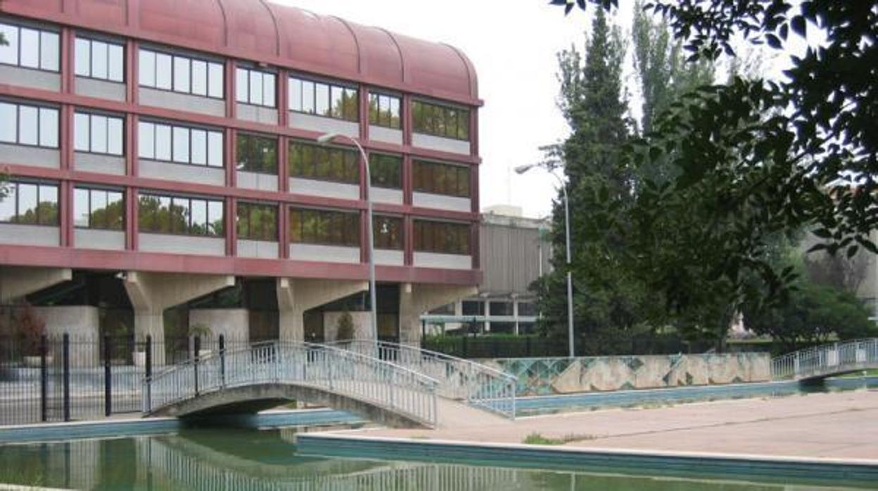 Edificio «El Vagón» afectado por la rotura de la tubería