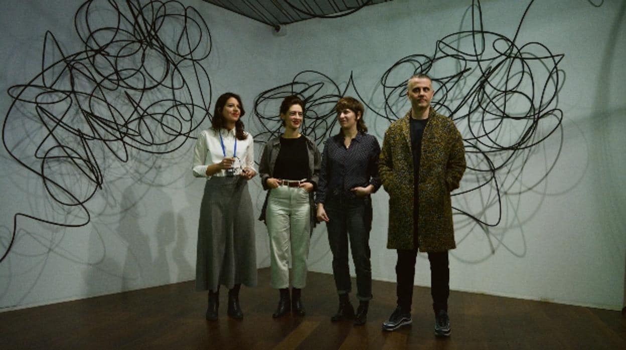 Las artistas Rosana Antolí, Isabel de Naverán y Julia Spínola, junto al comisario Francisco Ramallo.