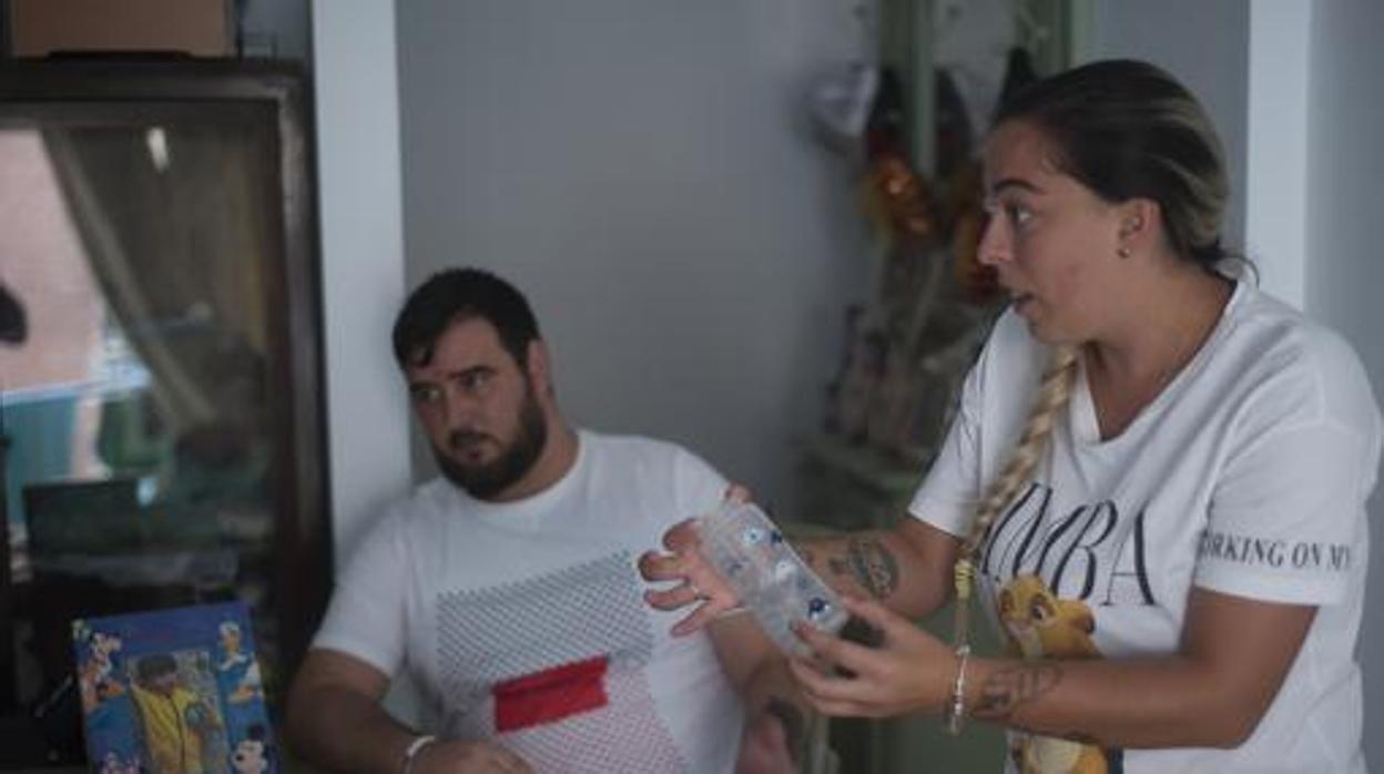 Los padres de Julen en su domicilio con el biberón que sirvió para cotejar su ADN hallado en el pozo