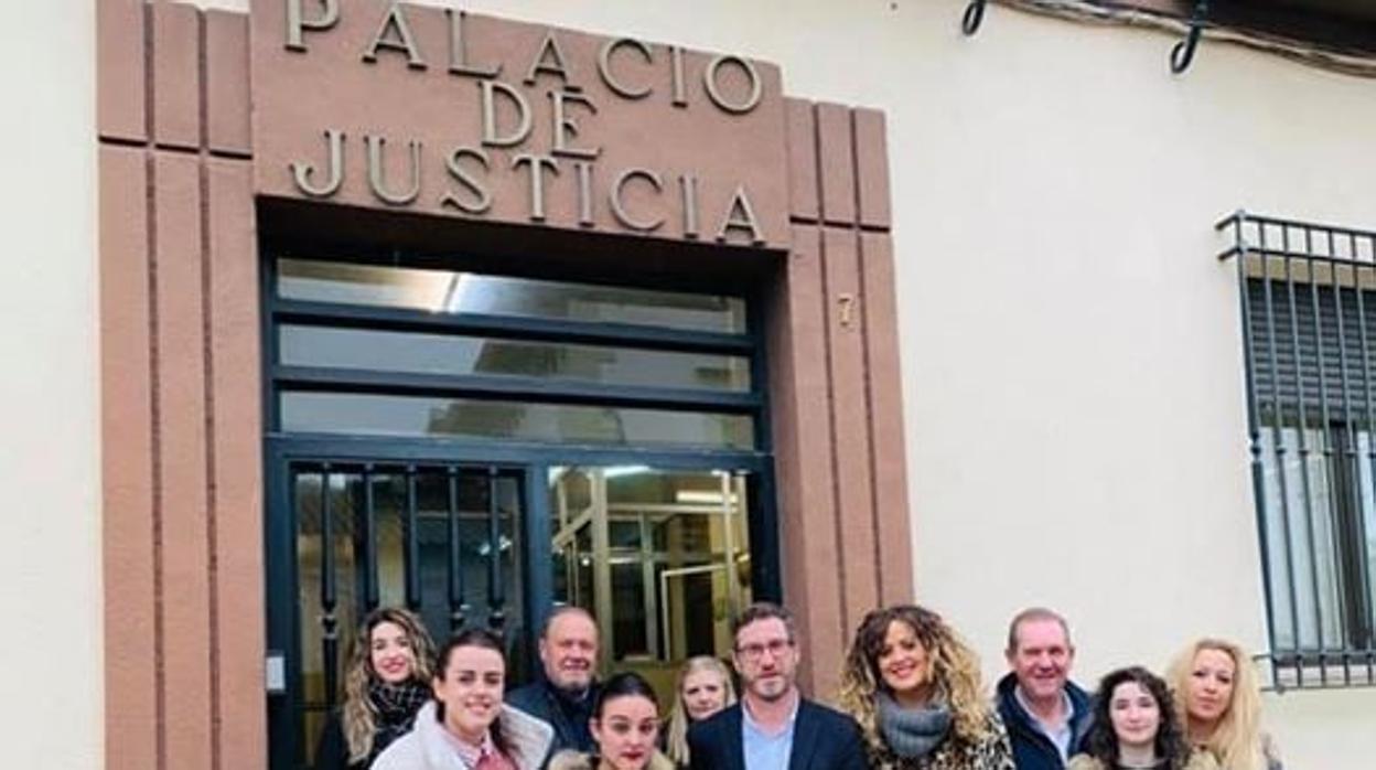 Dirigentes del PP tras la presentacion de la denuncia en el palacio de justicia de La Carolina