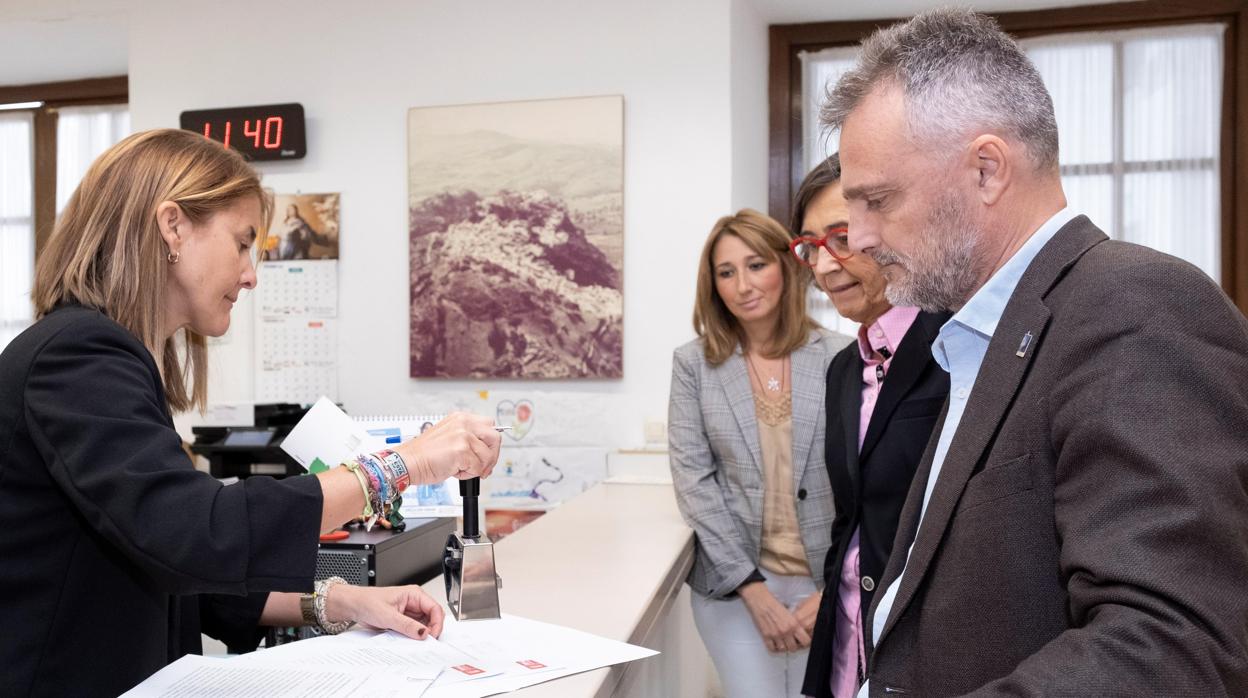 El portavoz socialista, José Fiscal, junto a Rosa Aguilar en la presentación de una iniciativa en el Parlamento