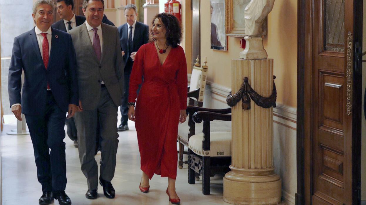 Montero, junto a Juan Espadas y Lucrecio Fernández, en la constitución del Ayuntamiento de Sevilla