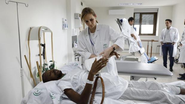 Así afrontan en el Hospital Reina Sofía la recuperación física quienes sufren un ictus en Córdoba