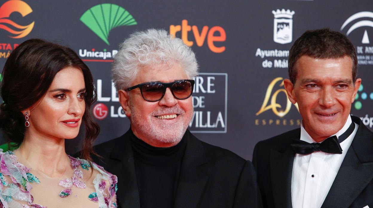 Penélope Cruz, Pedro Almodóvar y Antonio Banderas, en la alfombra roja de los Premios Goya 2020