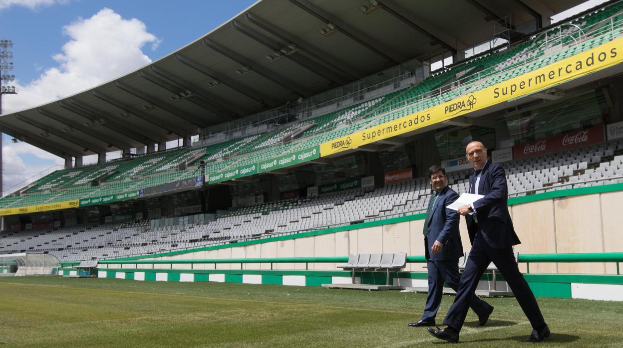 Luis Oliver y Jesús León en el césped del estadio El Arcángel