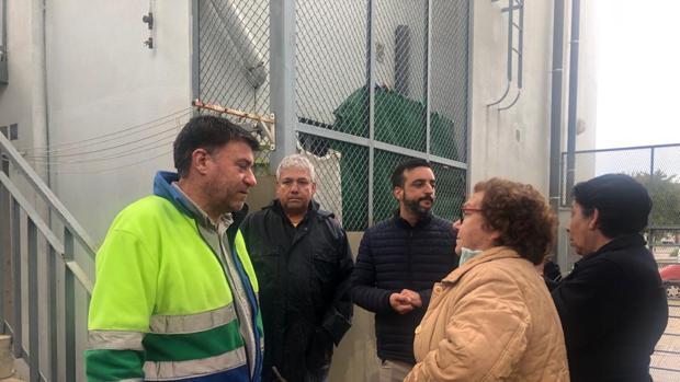 Desalojo de una familia en la barriada de Los Pitufos en Jerez a consecuencia de las lluvias