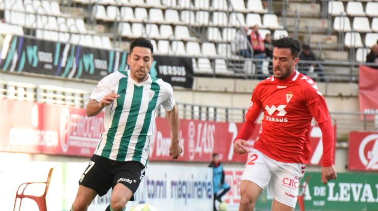 Valverde porfía un rival del Murcia, este domingo, en el Enrique Roca