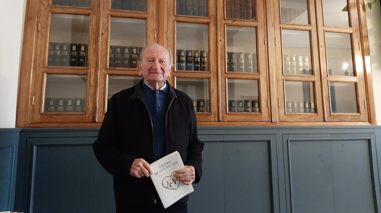 Manuel Piedrahita, con un ejemplar de su libro