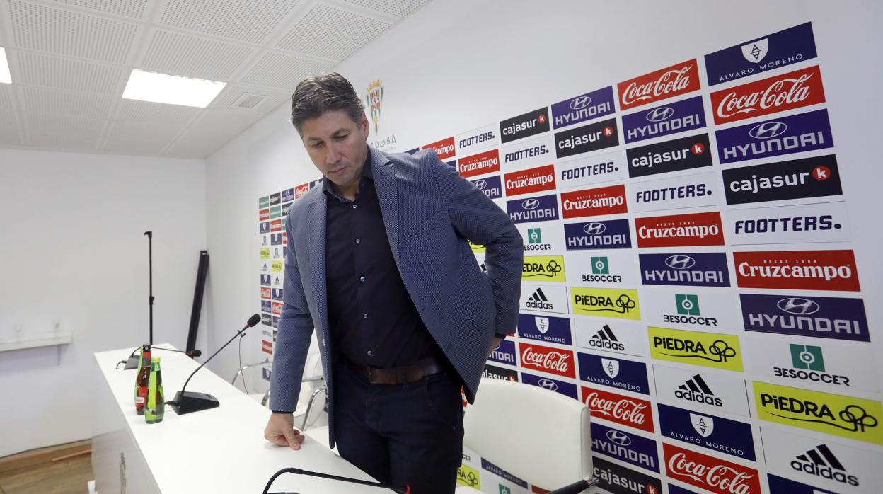 El director deportivo del Córdoba CF, Alfonso Serrano, en la sala de prensa del estadio