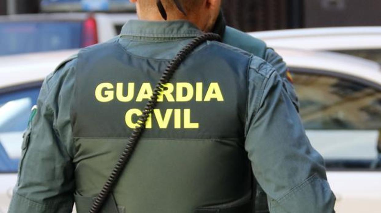 Un agente de la Guardia Civil