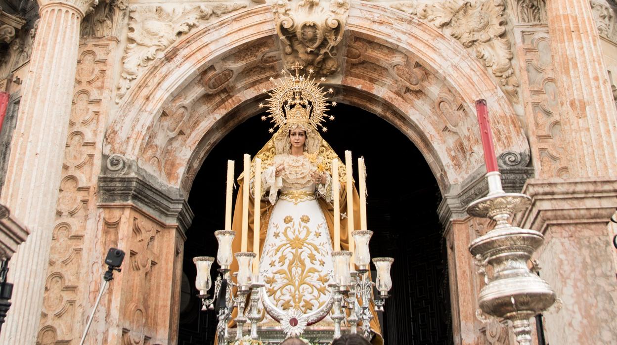 La virgen de la paz saliendo de la iglesia de San Mateo