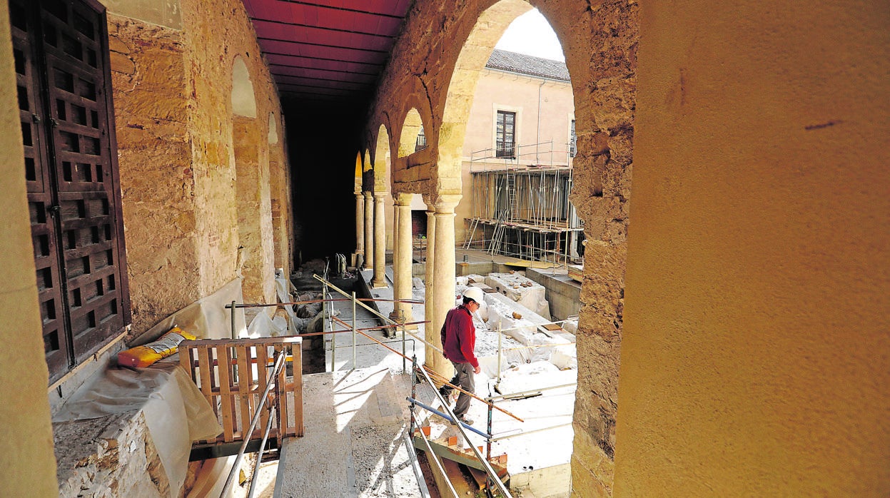 Un trabajador en las obras del Palacio Episcopal