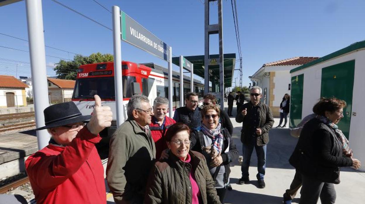 Pasajeros en la estación de Villarrubia de Córdoba