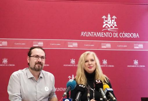 Los concejales de Podemos Juan Alcántara y Cristina Pedrajas, en rueda de prensa de hoy