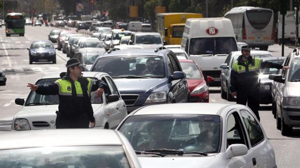 Dos policías locales regulando el tráfico