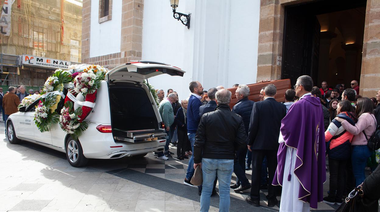 Imagen del féretro con los restos mortales de Javier Maza ante el templo parroquial de Algeciras