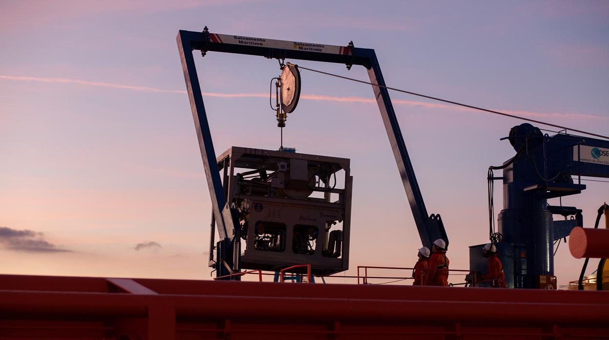 Imagen de la instalación del robot submarino hace unos días en el buque Clara Campoamor