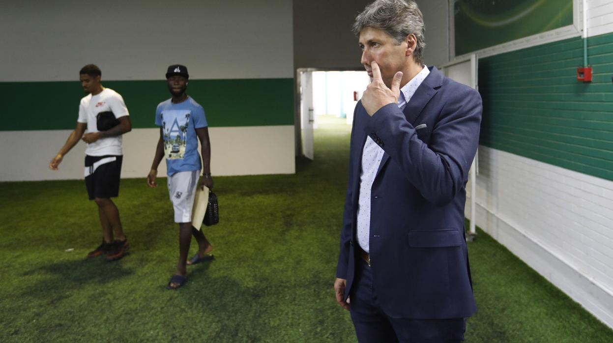 El director deportivo del Córdoba CF, Alfonso Serrano, en el antepalco del estadio