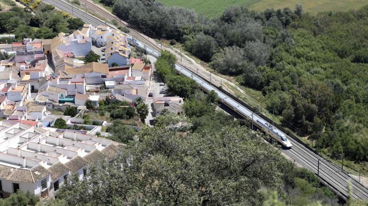 Un tren de alta velocidad a su paso por Almodóvar del Río