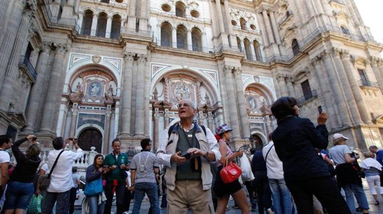 Turistas frente a la Catedral de Málaga