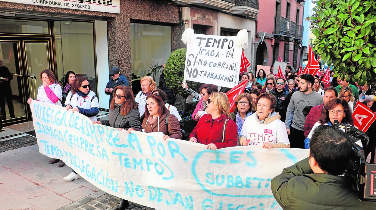 Manifestación de trabajadoras afectadas en Lucena