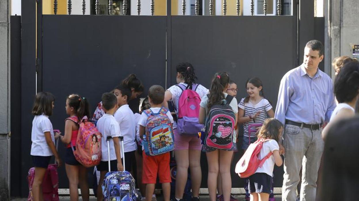 Alumnos y padres a la puerta de un colegio público de Córdoba