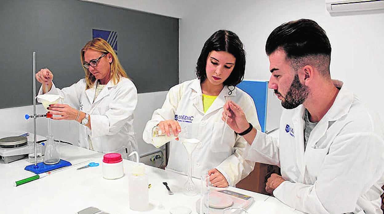 Alumnos del módulo de Farmacia en una clase práctica en Medac