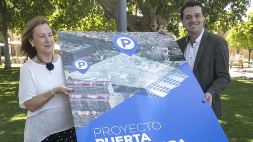 José María Bellido, hoy alcalde, presentando en la campaña la «Puerta de Córdoba»