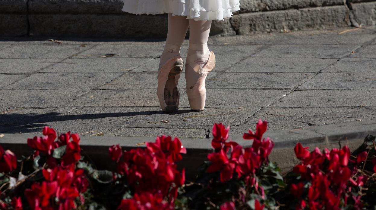 Los pies de una bailarina durante un espectáculo de danza