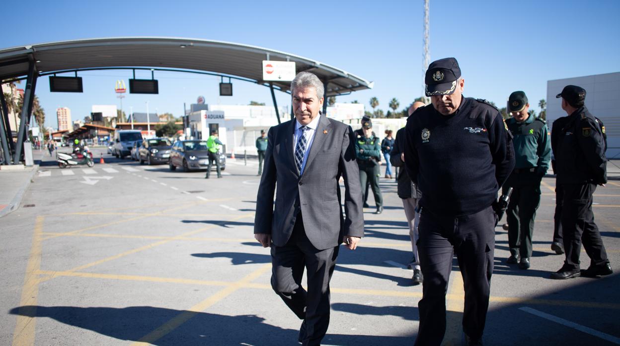 El delegado del Gobierno, junto a un mando policial, en la visita a la Aduana de La Línea con Gibraltar