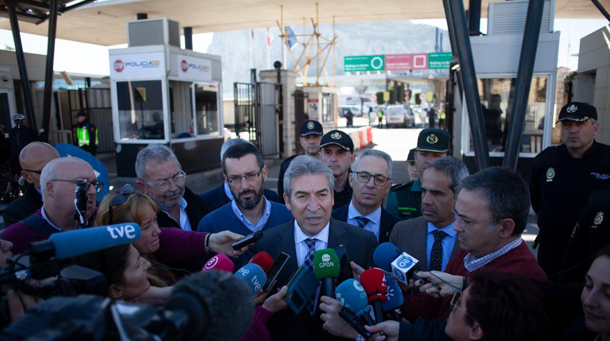 Lucrecio Fernández atiende a los medios en la Aduana de La Línea de la Concepción