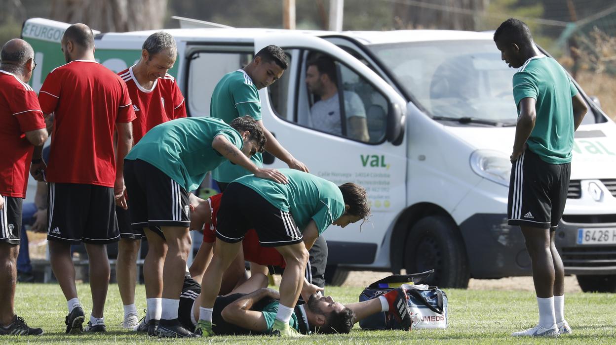 El doctor Bernardo Viana (primero de rojo a la derecha), de Beiman, atiende a Fernando Román