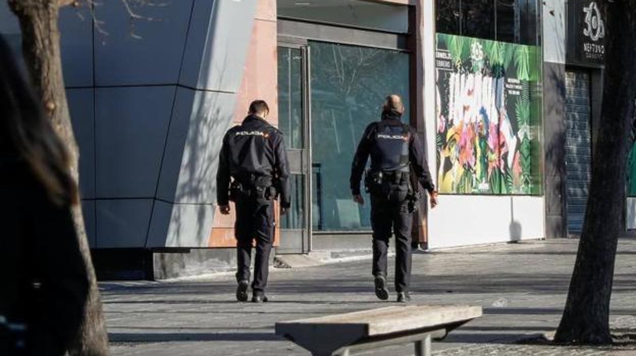 Agentes de la Policía Nacional, en el lugar donde se produjo el tiroteo.